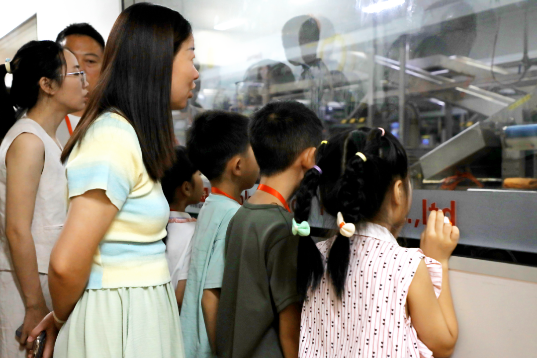 萌娃探班！2025鹽津鋪子員工家人開放日活動正式舉行